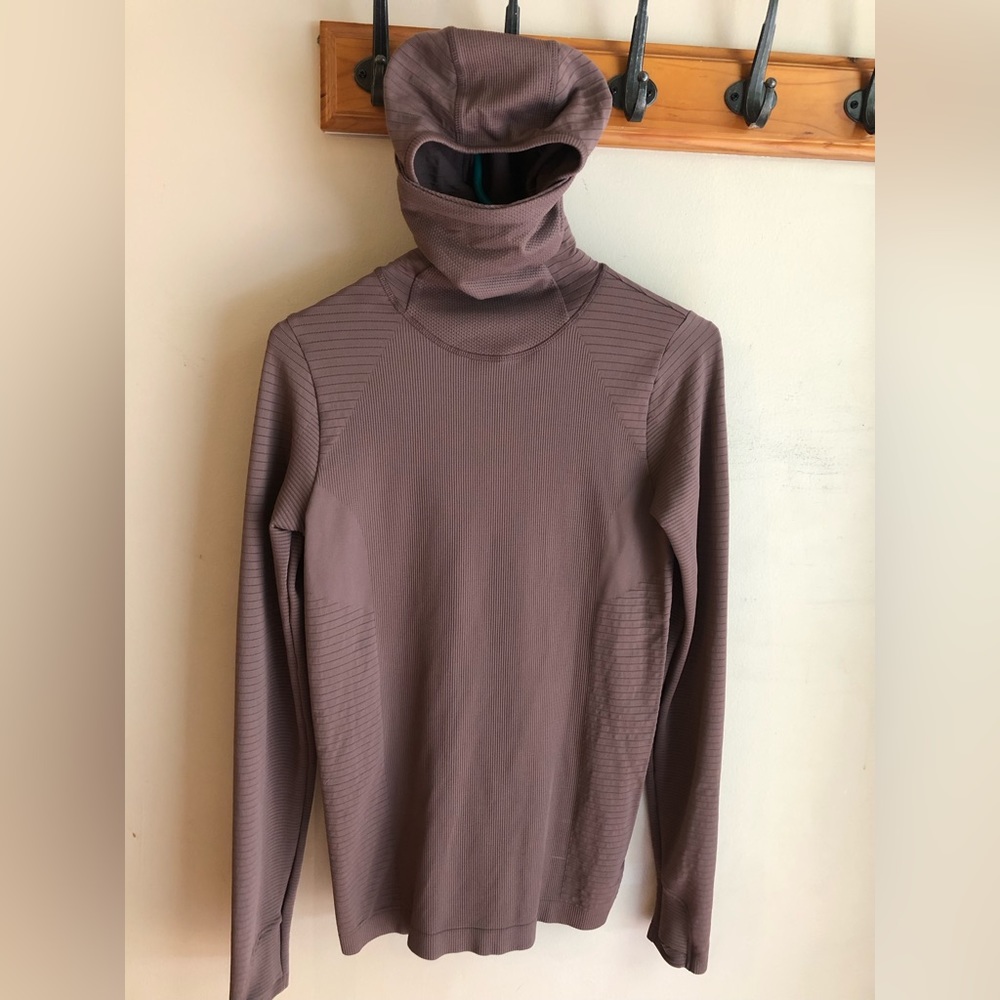 Althleta S running shirt with hood, face covering, thumb holes